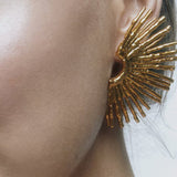 Boucles d'oreilles en métal avec bord ondulé