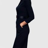 Robe noire raffinée Adriana avec ceinture et col mandarin