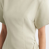 Robe Mini Coraline avec Ceinture Drapée et Boucle Dorée