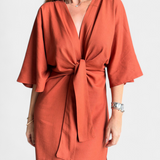 Robe Casual Ainhoa avec Nœud Frontal et Décolleté en V