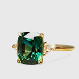 Bague Émeraude Carrée Élégante avec Fini Doré