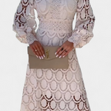 Robe Midi Lucinda en Dentelle avec Manches Bouffantes et Col Montant