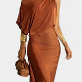 Robe Longue Plissée Ainslee avec Design Épaules Dégagées