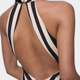 Robe Maxi Halter Crispina avec Rayures Chevron et Dos Nu