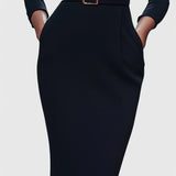 Robe noire raffinée Adriana avec ceinture et col mandarin