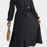 Robe Theresa à Col Haut avec Ceinture Plissée